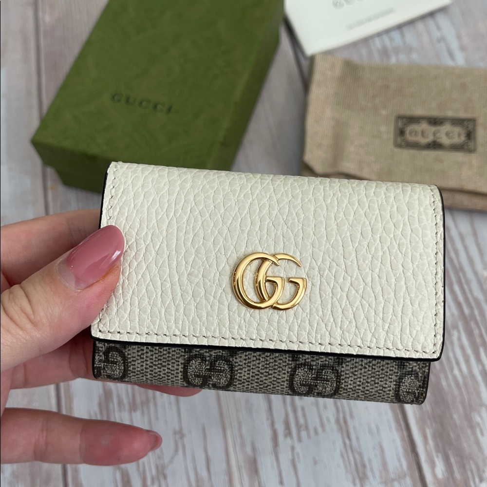 $950 New Authentic GUCCI KEY Holder Card Holder cream beige, gold tone GG logo